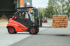 Nové vysokozdvižné vozíky s pohonem na CNG ve výrobním areálu ve Dvorci