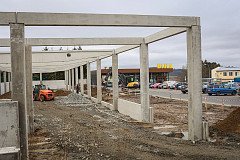 Únor 2022 - Výstavba retailových prodejen v areálu supermarketu BILLA v Nepomuku.