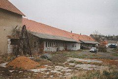 Areál bývalého zemědělského družstva v Kladrubcích před započetím prací na jaře 1998.