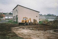 Úpravy areálu v květnu 1998.