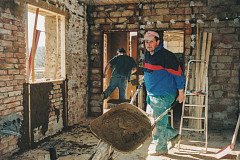 2003 - Výstavba ubytovny v podkroví / Aufbau der Unterkunft im Dachboden / Building up the dormitory in the attic / Строительство общежития на мансарде