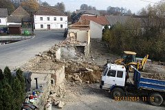 Demolice původní kancelářské budovy