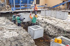 Výstavba nového skladu pilin s technologií odsávání v Drahkově v říjnu 2018.