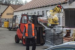 Instalace zakládacího robota Fanuc k paletovací lince Cape v březnu 2016.