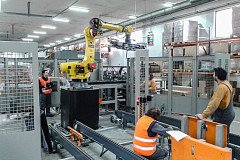 Instalace zakládacího robota Fanuc k paletovací lince Cape v březnu 2016.