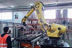 Instalace zakládacího robota Fanuc k paletovací lince Cape v březnu 2016.