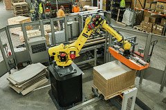 Zakládací robot Fanuc v provozu.