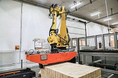 Instalace zakládacího robota Fanuc k paletovací lince Cape v březnu 2016.