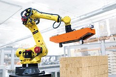 Zakládací robot Fanuc v provozu.