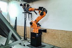 Instalace paletovacího robota Yaskawa v květnu 2016.