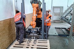 Instalace paletovacího robota Yaskawa v květnu 2016.