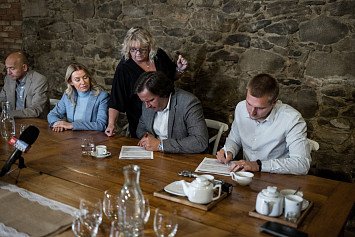 Podpis smlouvy na koupi zámku Zelená Hora 6. 10. 2025 v Angusfarm Soběsuky