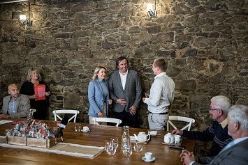 Podpis smlouvy na koupi zámku Zelená Hora 6. 10. 2025 v Angusfarm Soběsuky