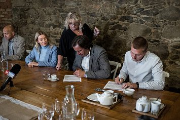 Podpis smlouvy na koupi zámku Zelená Hora 6. 10. 2025