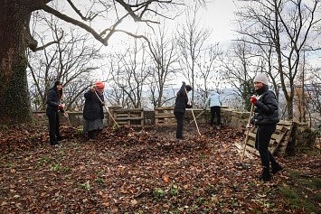Dobrovolnická brigáda na Zelené Hoře 22. 11. 2025