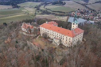 Dobrovolnická brigáda na Zelené Hoře 22. 11. 2025